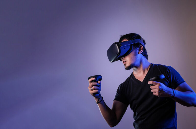 Homme jouant à un jeu en VR
